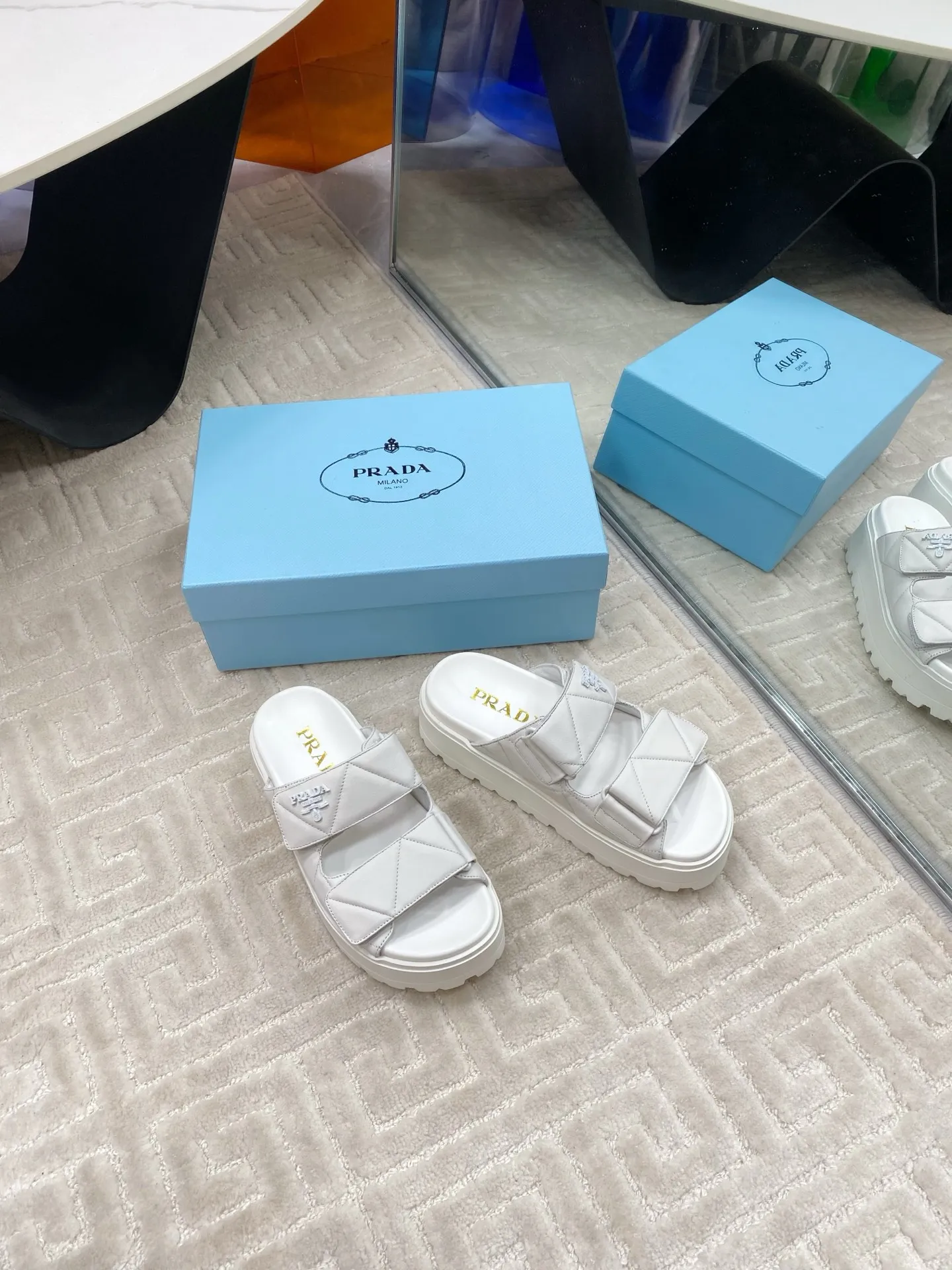 👟👟Ex-factory price 580👟👟 Prada Prada 2025 spring and summer new sandals Roman thick-soled Velcro sandals slippers The latest catwalk style, classic upgrades Comfort and fashionability coexist Each color combination looks good, and the design matches different style needs Upper: Original customized cowhide Lining: Original customized sheepskin lining, cowhide Foot pads Outsole: Original open-molded anti-slip outsole Shoe size: 35-40